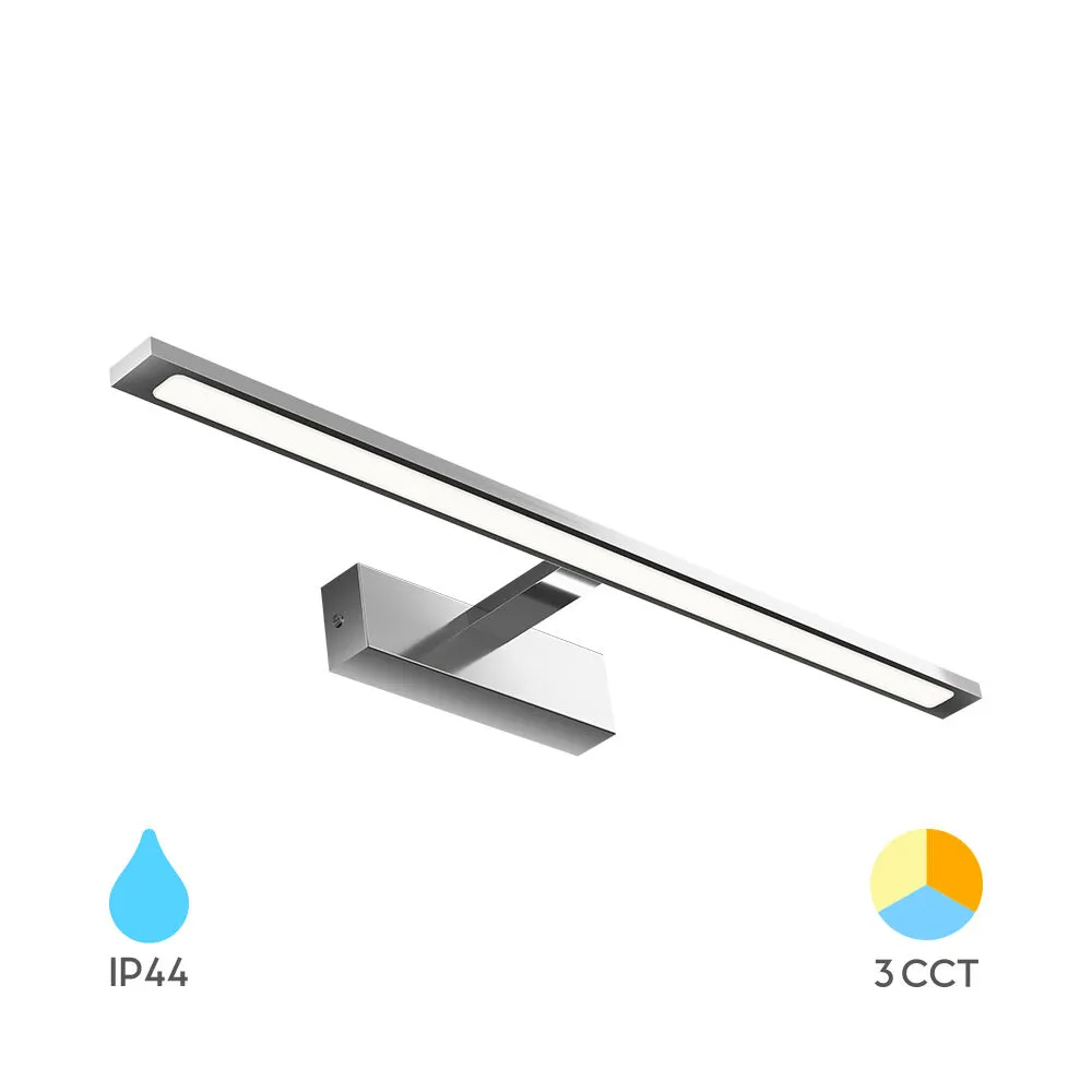 Applique murale LED longue et rectangulaire en métal argenté avec support inclinable, style moderne, inscriptions IP44 et 3CCT. Applique murale LED longue et rectangulaire en métal argenté avec support inclinable, style moderne, inscriptions IP44 et 3CCT.