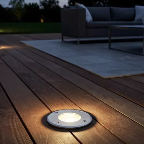 Spot LED encastré éclairant une terrasse en bois en soirée