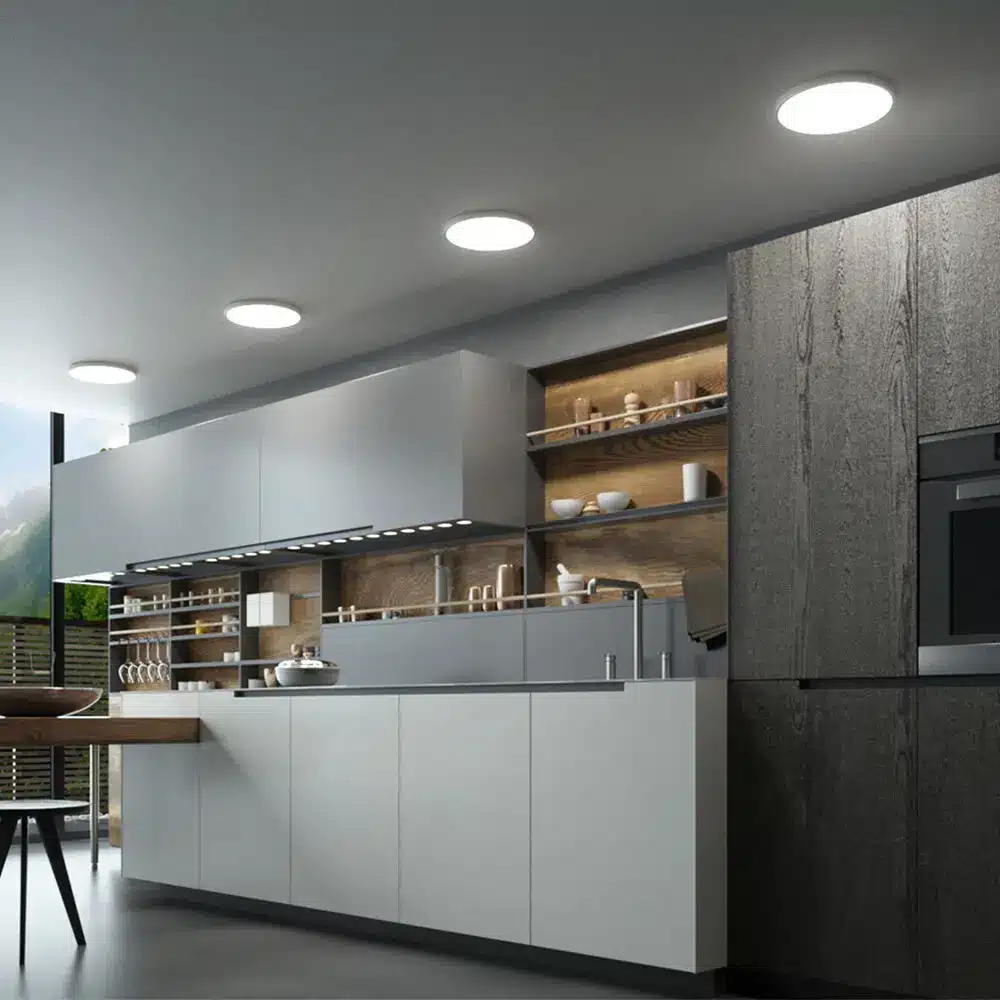 Cuisine moderne avec Kabinet gris clair, étagères en bois et éclairage encastré suspendu au plafond. Cuisine moderne avec Kabinet gris clair, étagères en bois et éclairage encastré suspendu au plafond.