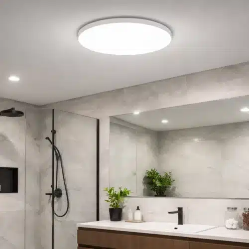 Salle de bains moderne avec douche à l’italienne, grand miroir et meuble lavabo en bois; éclairage LED, plantes et accessoires décoratifs.