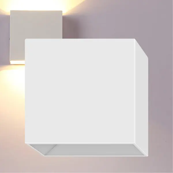Éclairage mural LED carré blanc avec boîtier en saillie, lumière chaude derrière le socle. Éclairage mural LED carré blanc avec boîtier en saillie, lumière chaude derrière le socle.