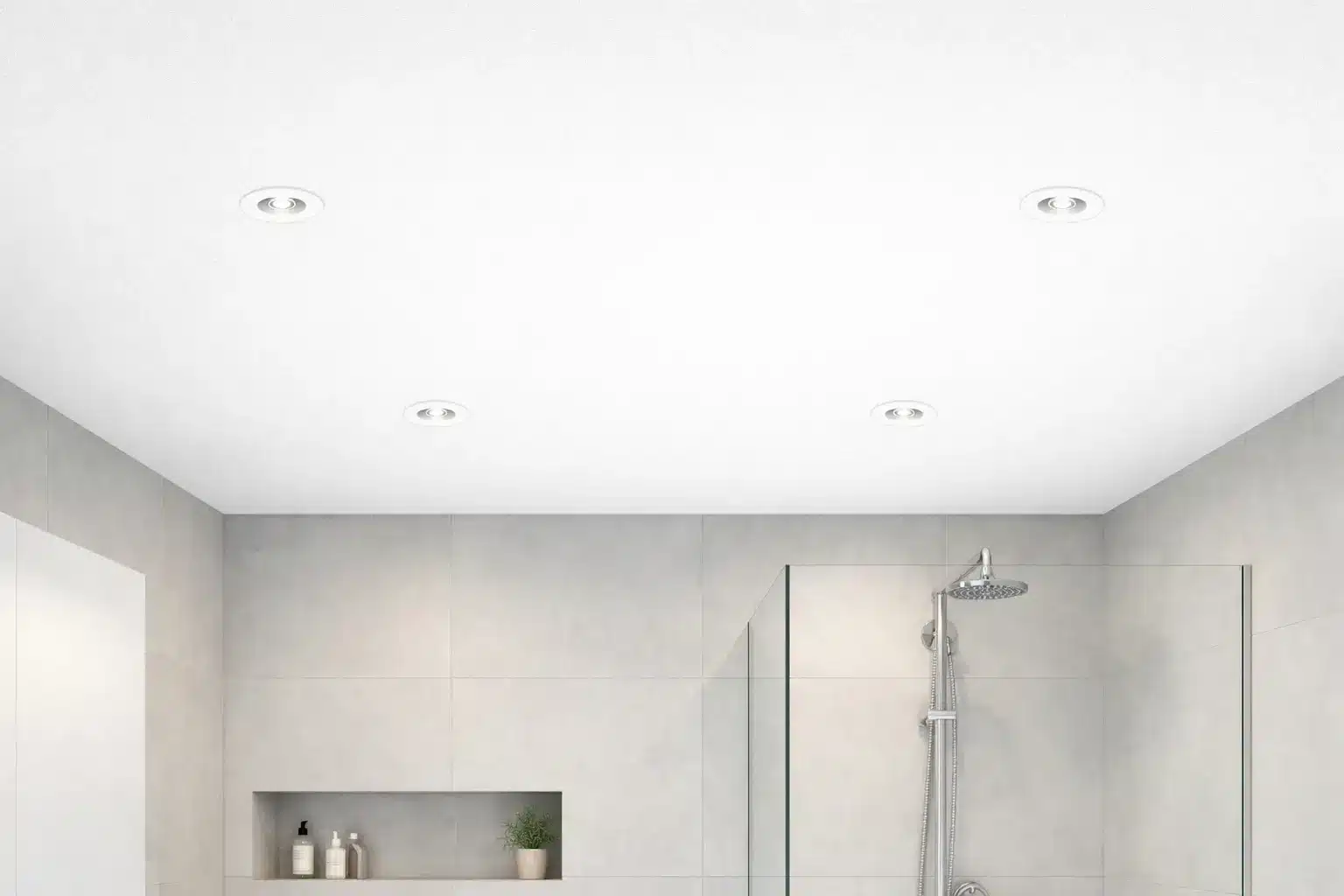 Éclairage salle de bain : 4 spots LED encastrés IP65 au plafond, pose symétrique conforme norme NF C 15-100