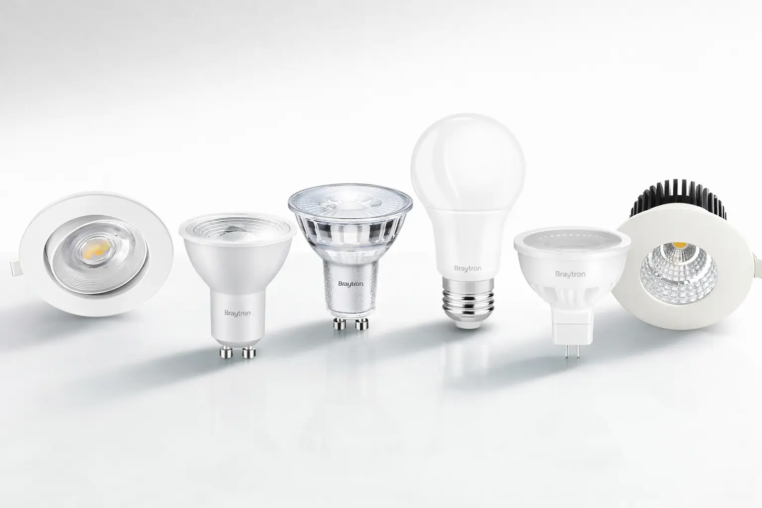 gamme ampoules et spots LED sur surface en verre opaque avec ombres légères présentation produits éclairage LED intérieur