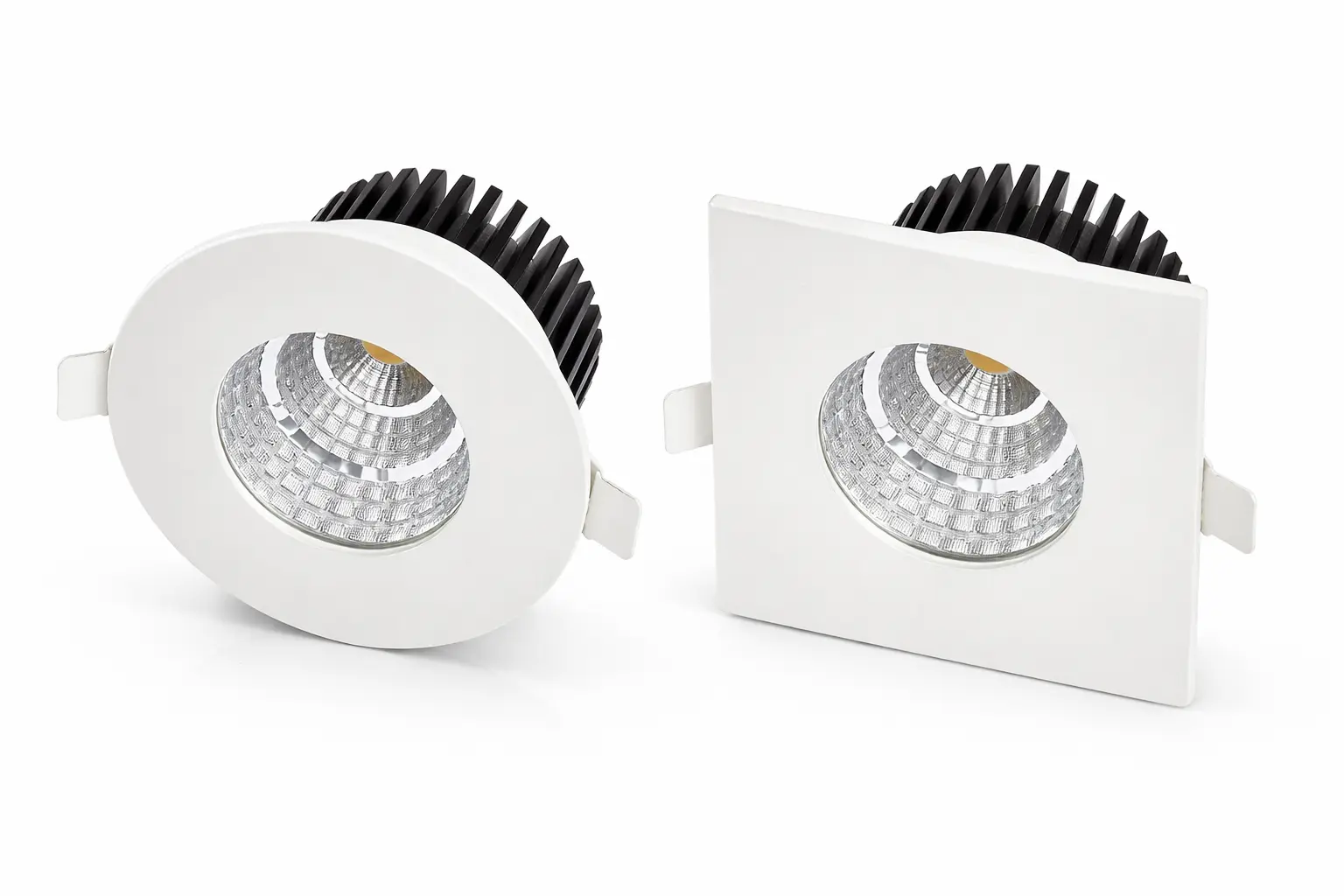 Spots LED encastrables IP65 rond et carré vue 3/4 avec réflecteur aluminium et dissipateur thermique - éclairage salle de bain étanche 12V