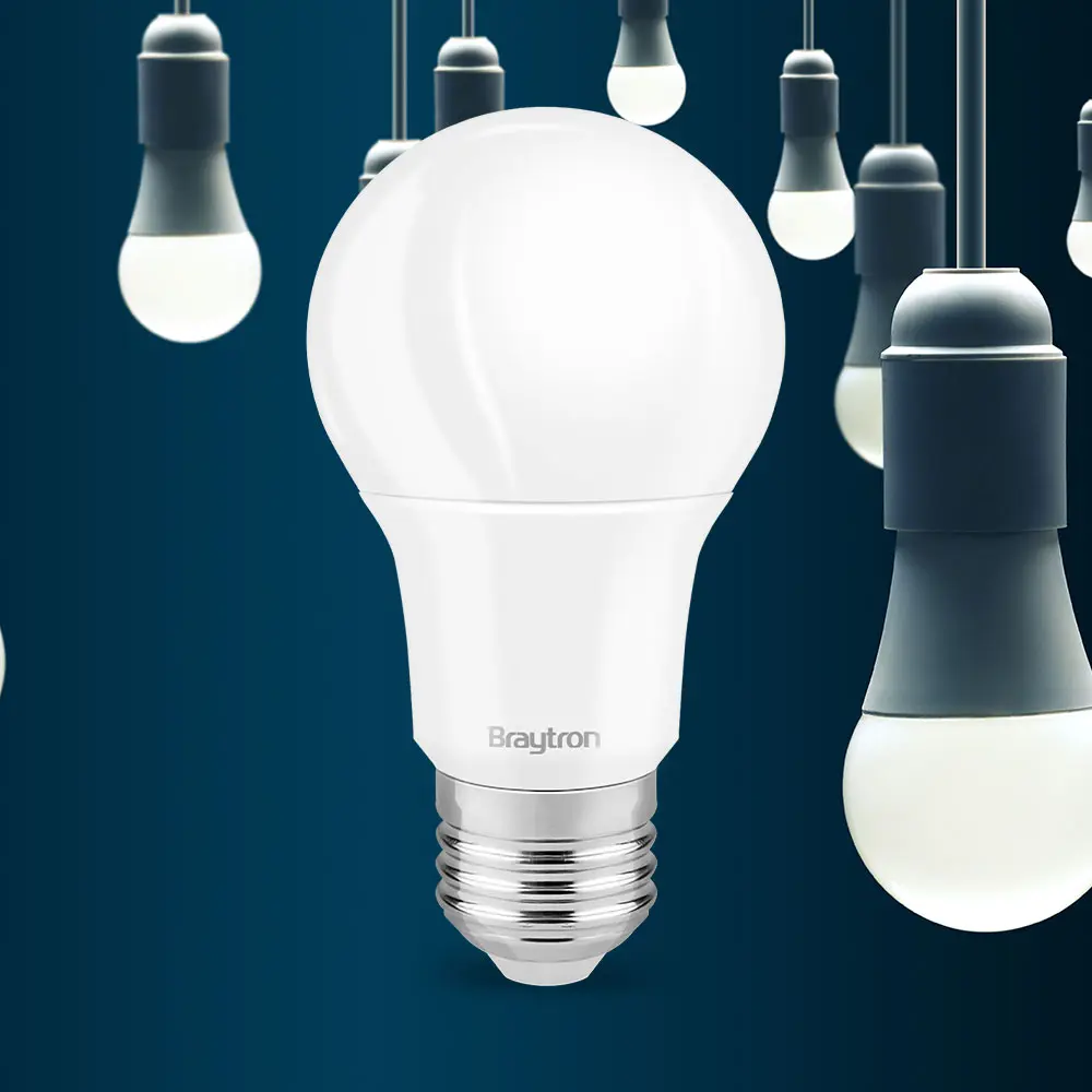 Ampoule LED blanche centrale, modèle Braytron, entourée de nombreuses autres ampoules LED suspendues sur fond bleu. Ampoule LED blanche centrale, modèle Braytron, entourée de nombreuses autres ampoules LED suspendues sur fond bleu.