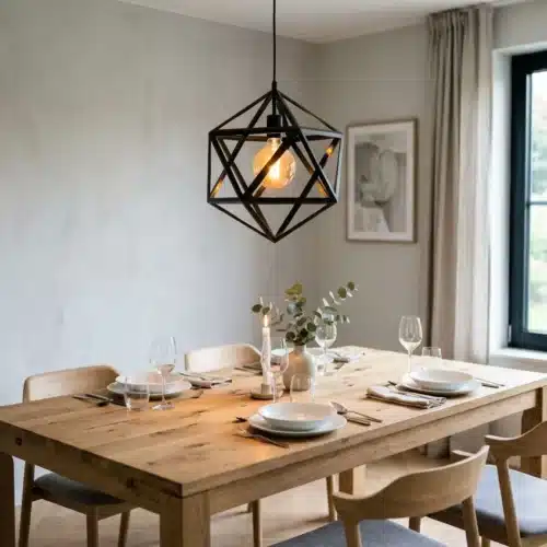Suspension luminaire salle à manger moderne: suspensions géométriques en métal noir au-dessus d'une table en bois, éclairant un dîner agréable dans une salle lumineuse.