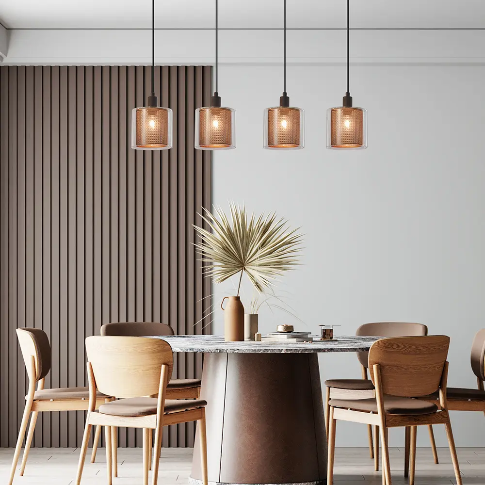 Suspension lumineuse à quatre rayons au-dessus d'une table en bois, ambiance chaleureuse et décor moderne avec plantes et chaises en bois.