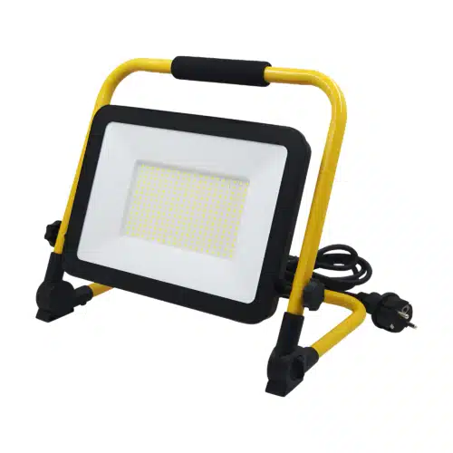 Projecteur LED de chantier 100W 3 en 1 IP65 avec cadre jaune et poignée, orientation réglable et prise secteur fournie. 9500 lumens.