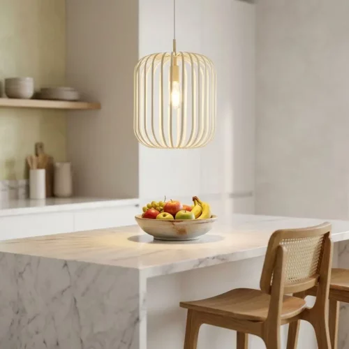 Suspension luminaire design moderne: lampe pendante sculpturale en bois éthérée au-dessus d’un îlot en marbre, fruités sur un plat au centre, cuisine lumineuse et chaleureuse avec tabourets en bois.