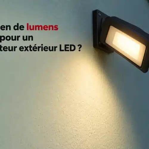 Combien de lumens faut-il pour un projecteur extérieur LED ? éclairage mural extérieur avec projecteur LED et lumière chaude sur un mur.